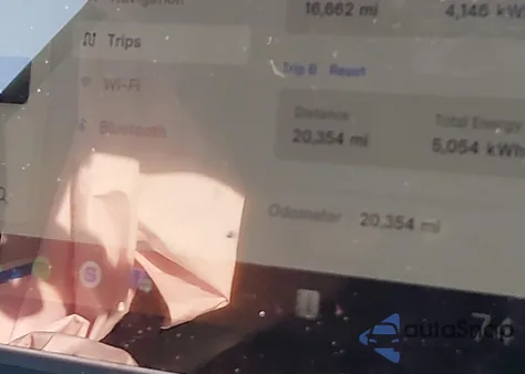 2024 Tesla Model Y Long Range Dual Motor All-Wheel Drive/Rwd z USA, uszkodzony, nr VIN 7SAYGDED8RF089268